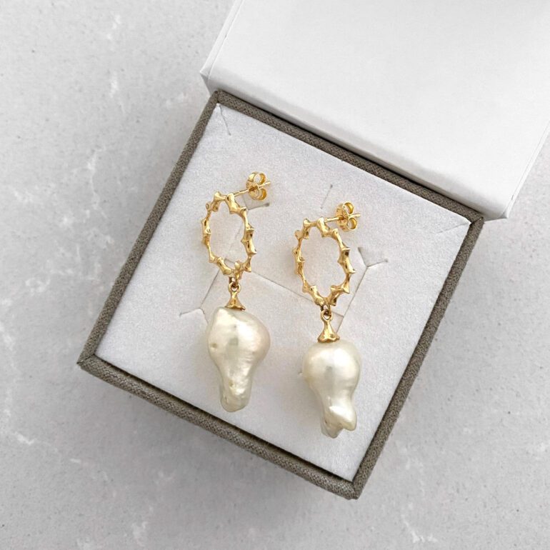 Prabangūs geltono aukso adatiniai auskarai su natūraliais gėlavandeniais netaisyklingos formos Kasumi perlais