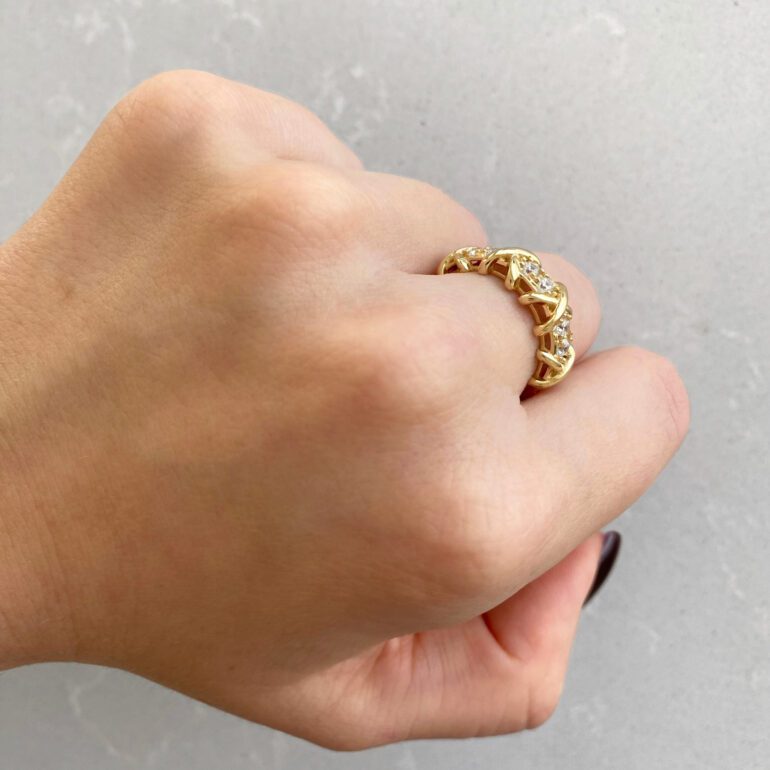 A luxurious yellow gold ring with cubic zirconia