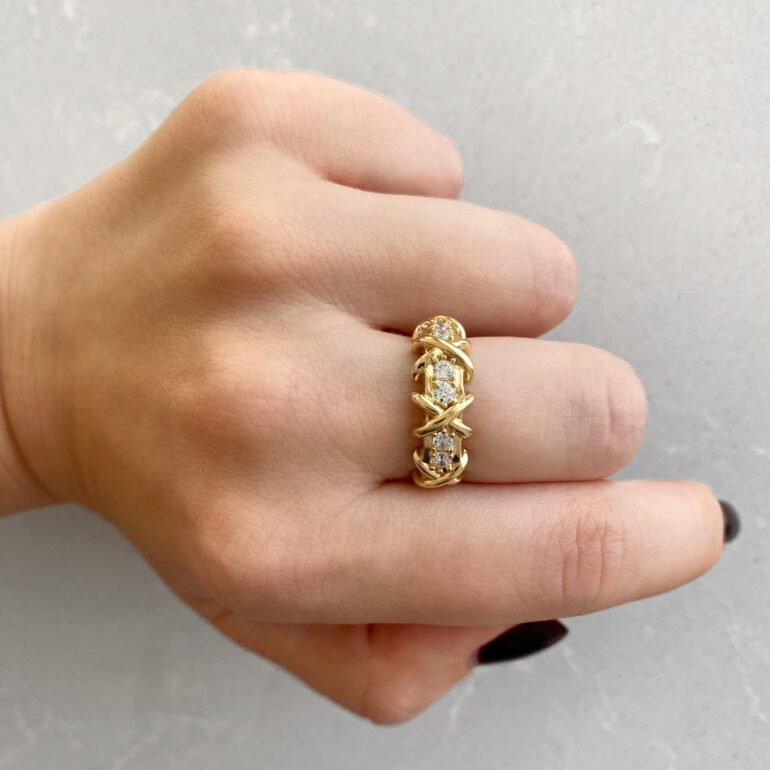 A luxurious yellow gold ring with cubic zirconia