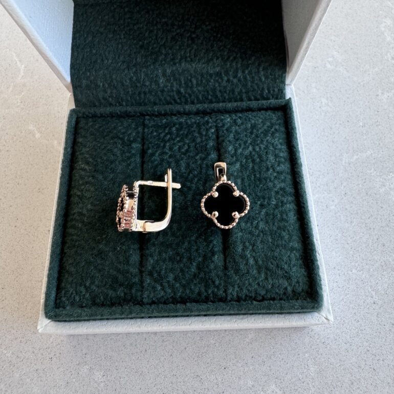 Rose gold earrings with onyx - four-leaf clover