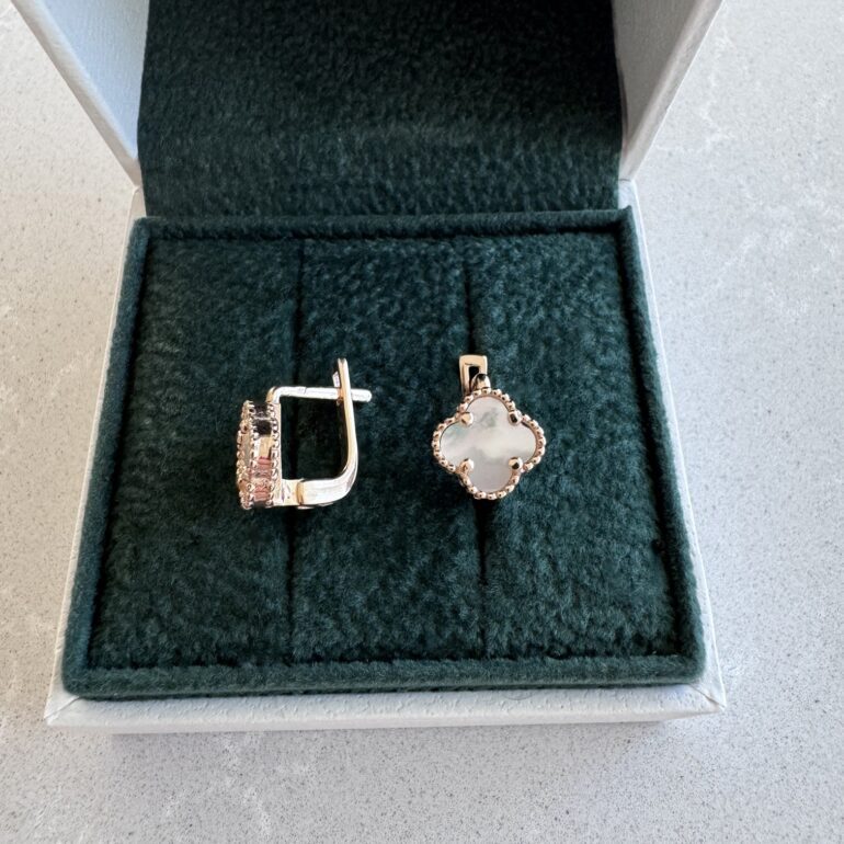 Auksiniai auskarai su perlamutru - keturlapis dobilas. Angliškas užsegimas.