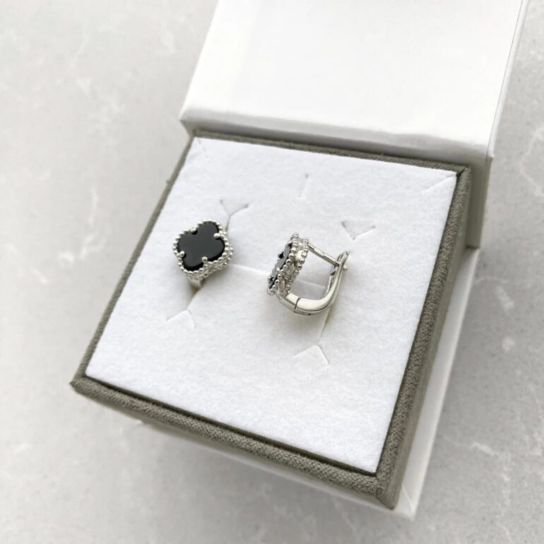 Sidabriniai Auskarai Su Oniksu – Dobilas