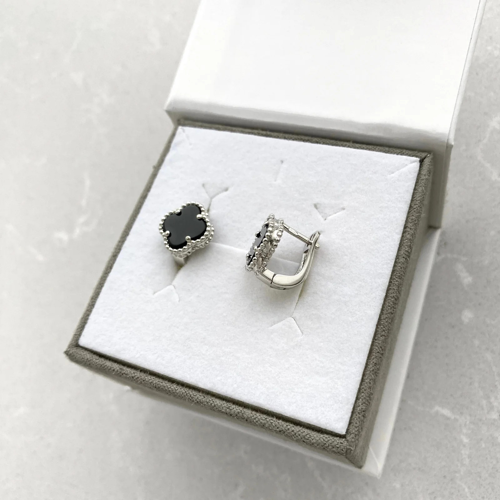 Sidabriniai Auskarai Su Oniksu – Dobilas