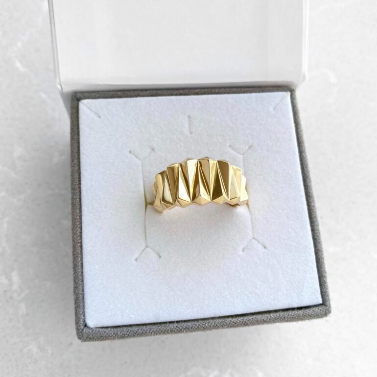 Yellow gold ring