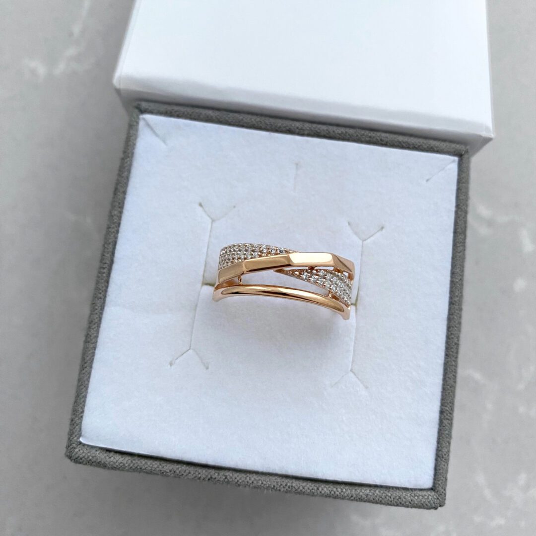 Rose gold ring with cubic zirconia