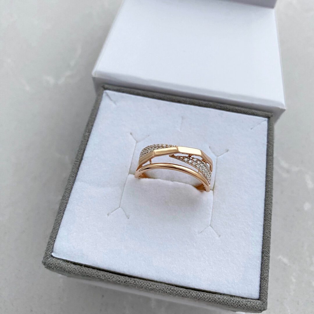 Rose gold ring with cubic zirconia