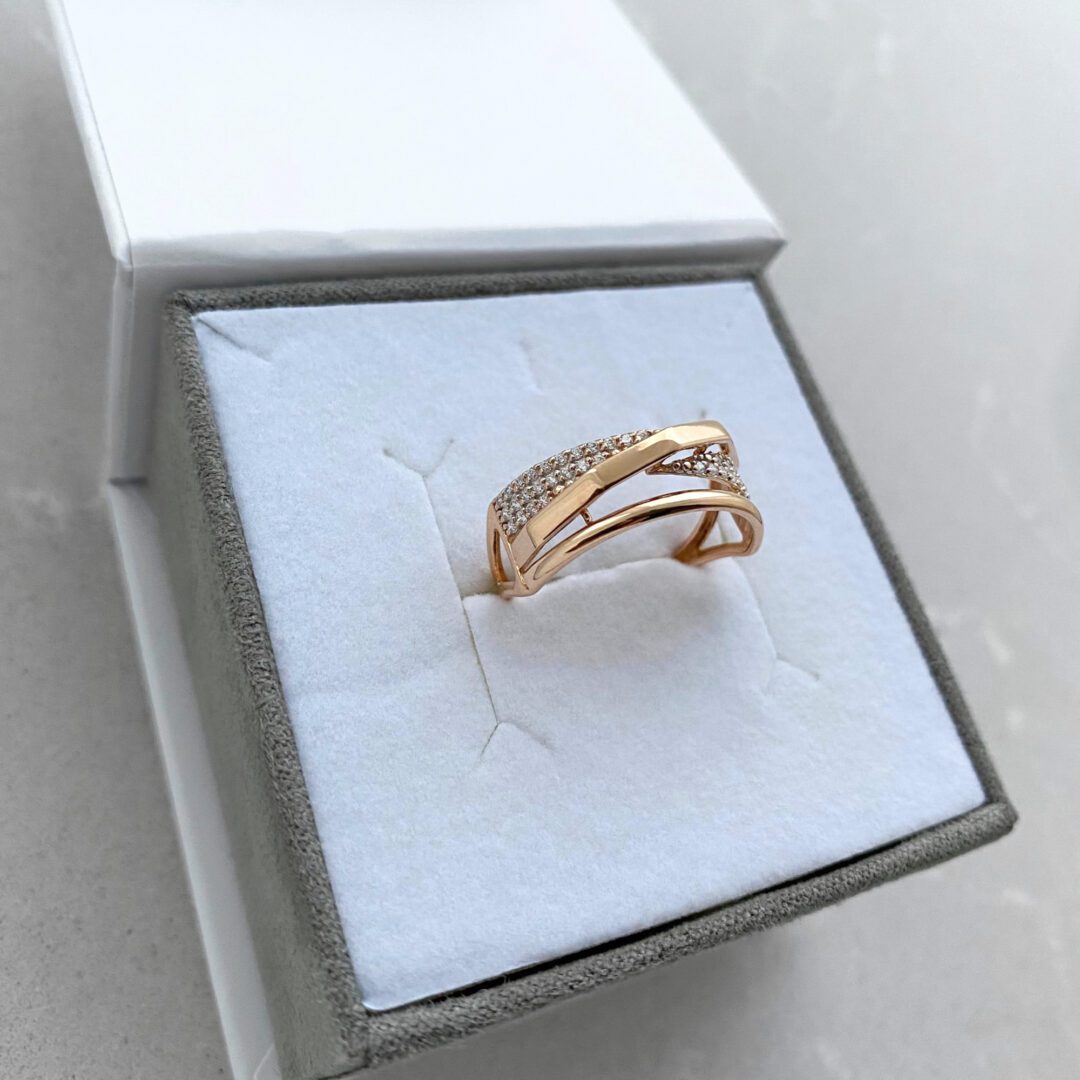 Rose gold ring with cubic zirconia