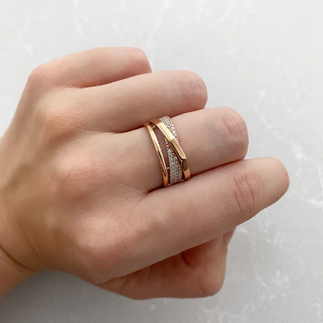 Rose gold ring with cubic zirconia