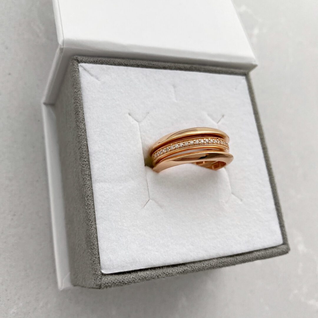 Rose gold ring with cubic zirconia