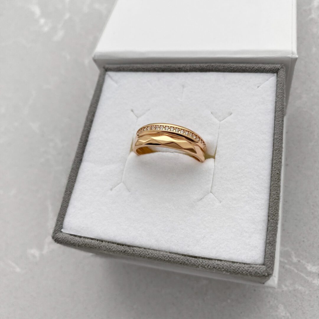 Rose gold ring with cubic zirconia