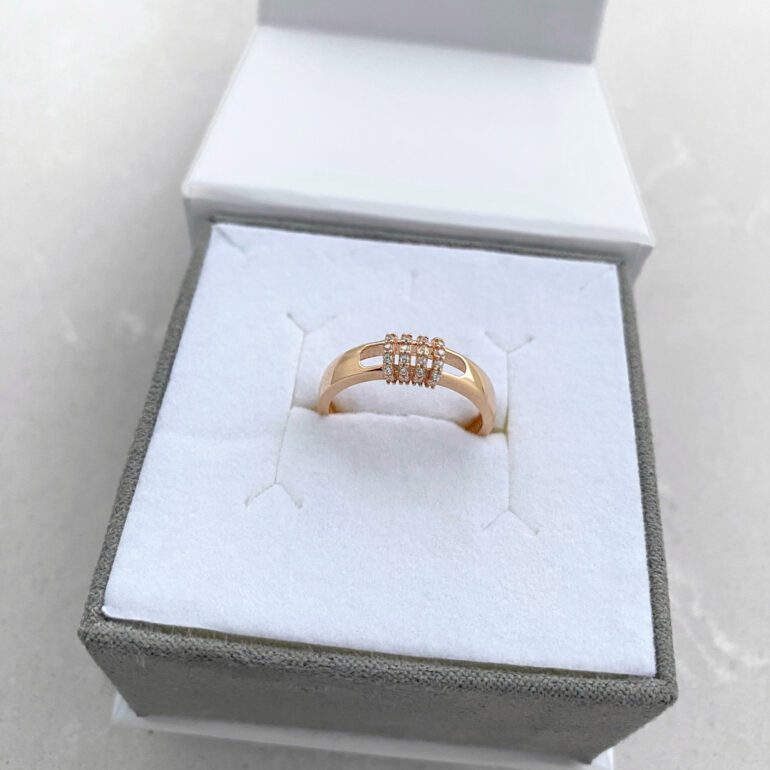 Rose gold ring with cubic zirconia