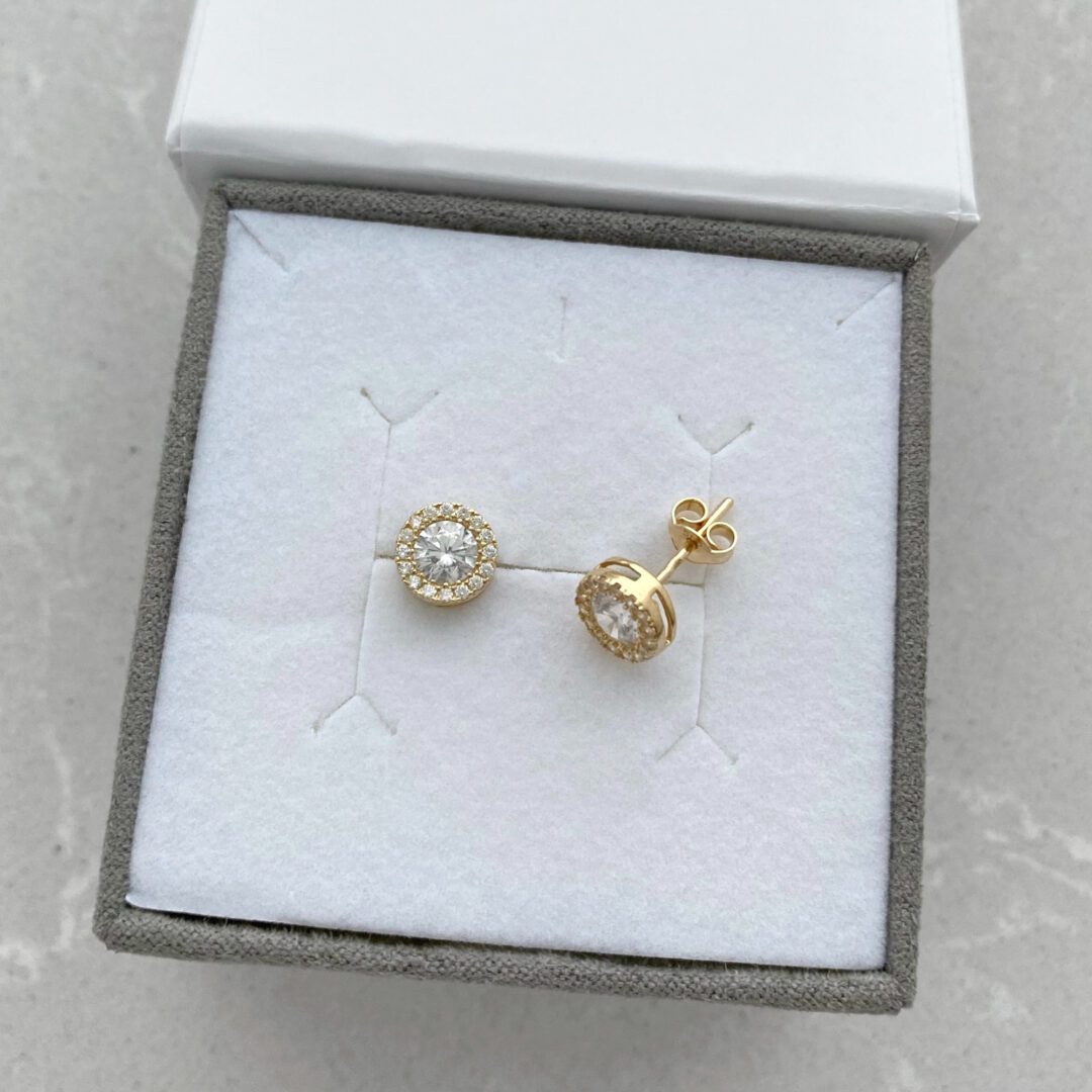 Yellow gold stud earrings with cubic zirconia