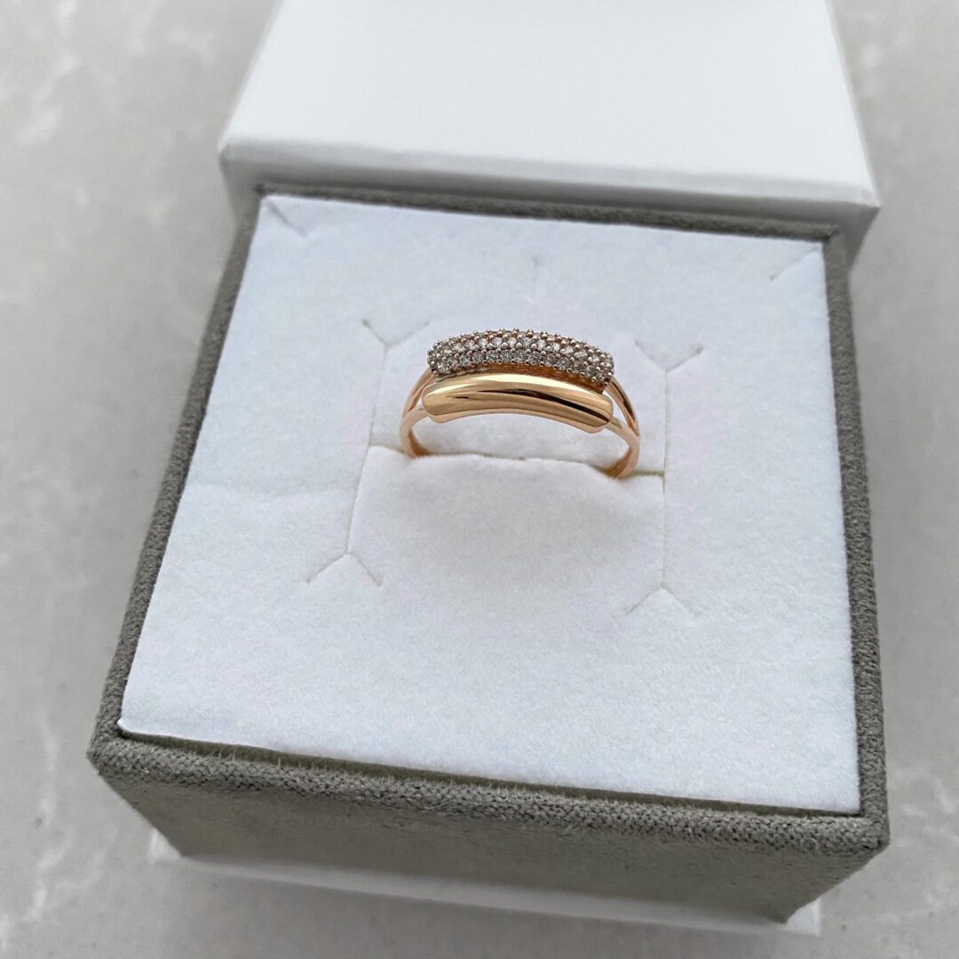 Rose gold ring with cubic zirconia