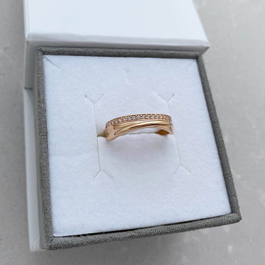 Rose gold ring with cubic zirconia