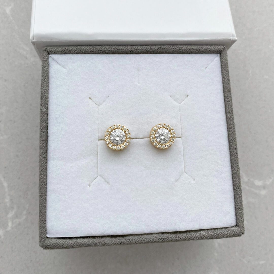 Yellow gold stud earrings with cubic zirconia