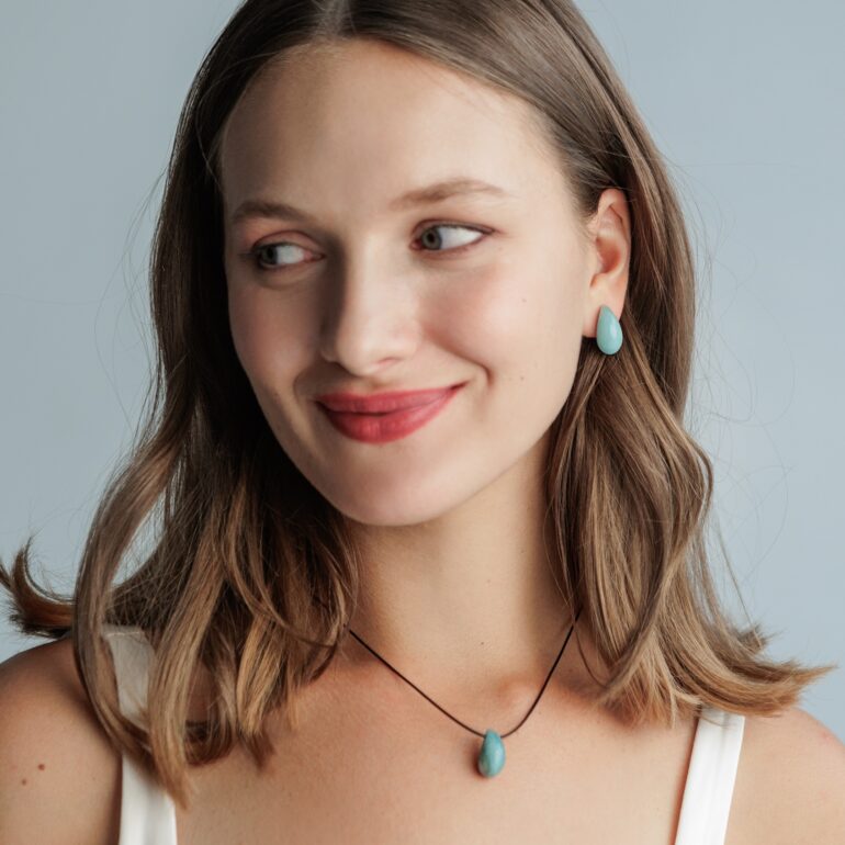 Leatherette necklace with a drop shaped aquamarine