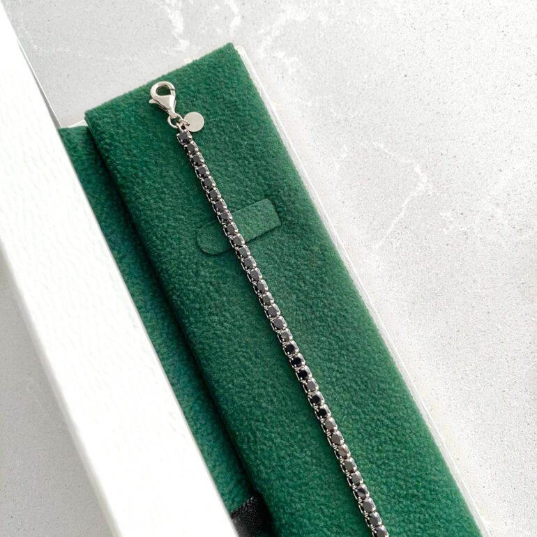 siabrinė apyrankė su juodais cirkoniais