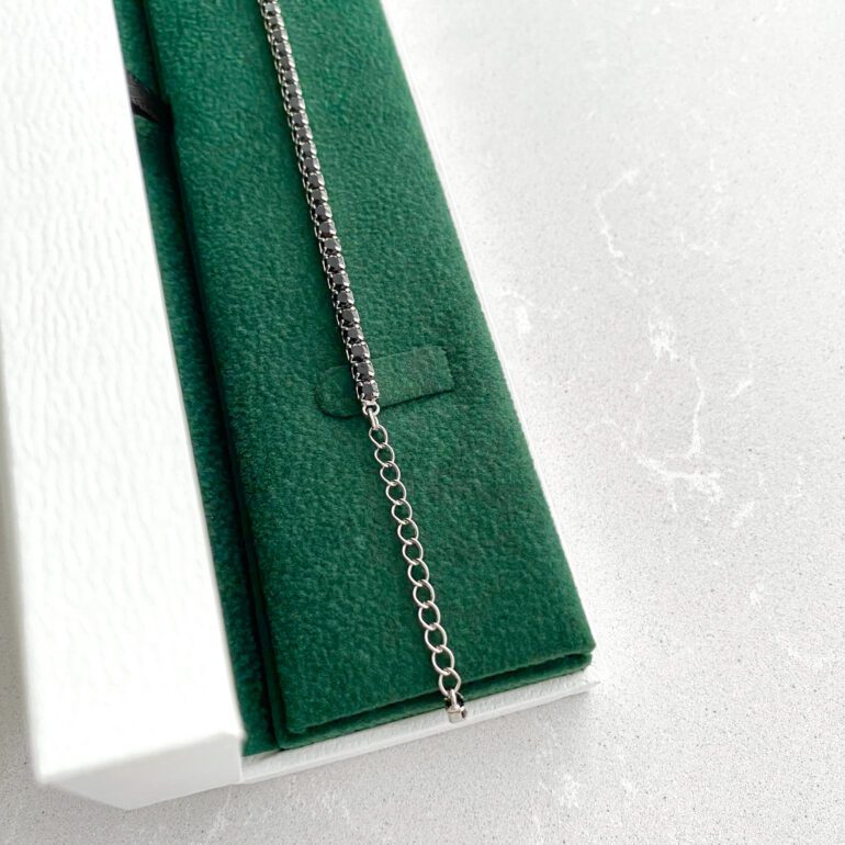 siabrinė apyrankė su juodais cirkoniais