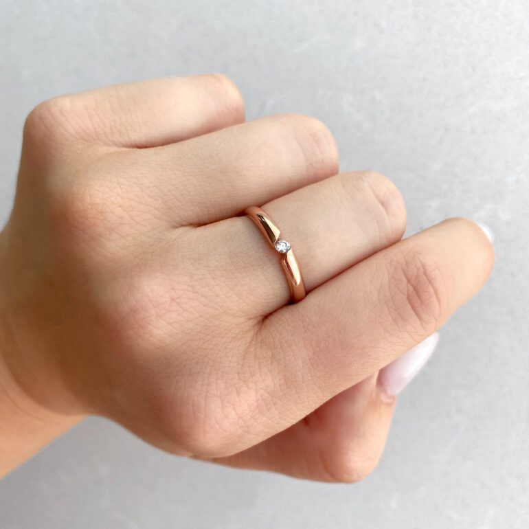 Rose gold ring with cubic zirconia