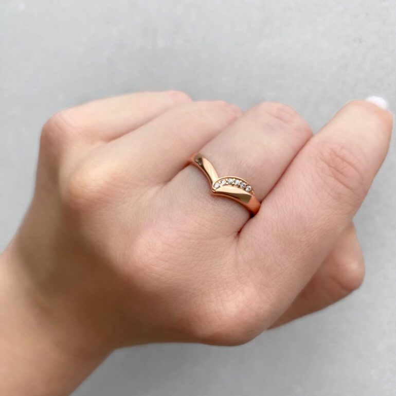 Rose gold ring with cubic zirconia