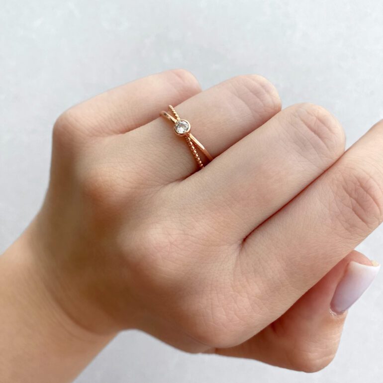 Auksinis žiedas su cirkonio akute