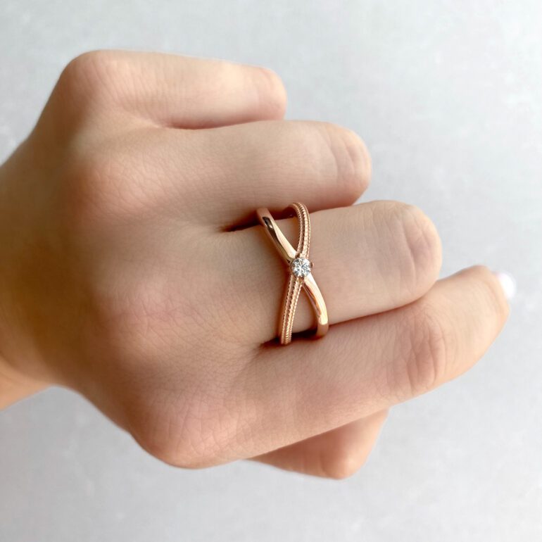 Rose gold ring with cubic zirconia