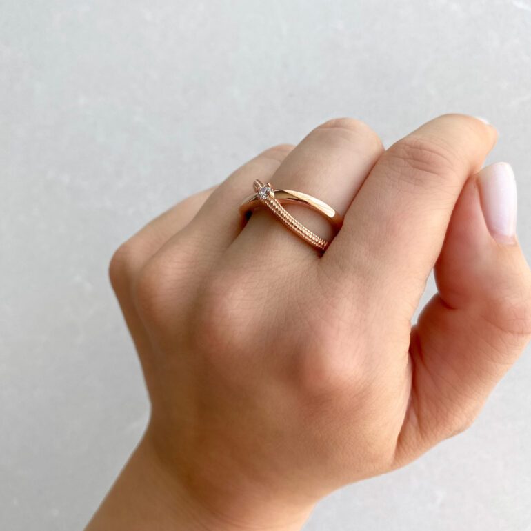 Rose gold ring with cubic zirconia