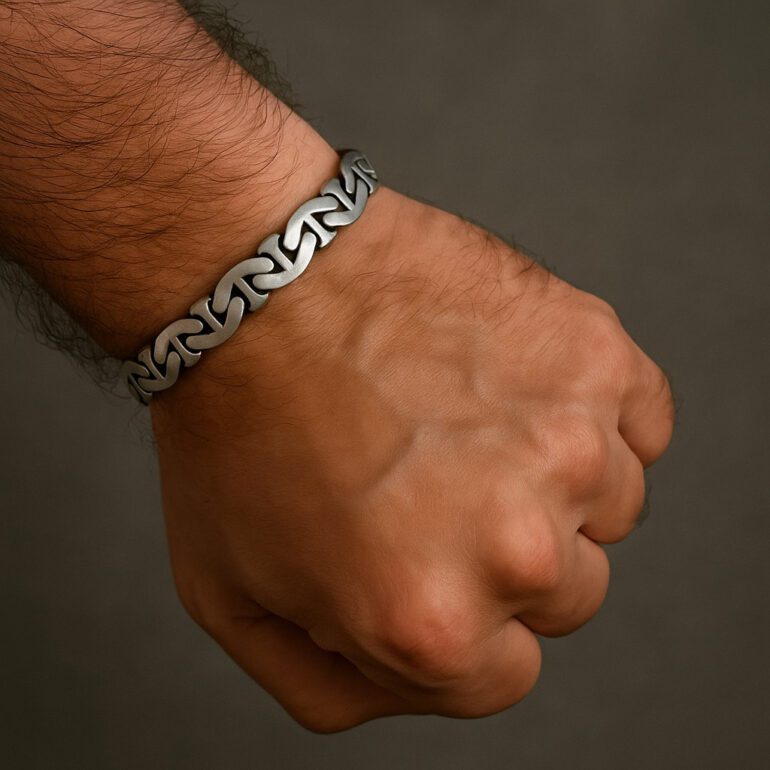 Modernaus matinio šlifavimo sidabrinė tamsinsta apyrankė vyrams