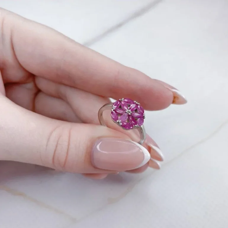 Sidabrinis Žiedas Su Rubinais