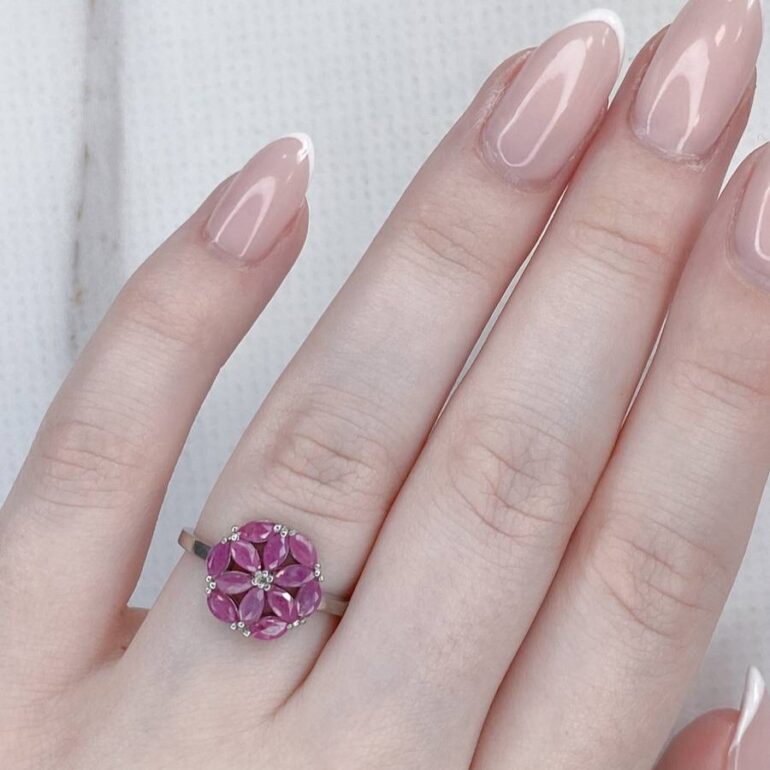 Sidabrinis žiedas su rubinais