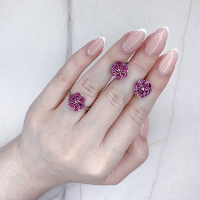 Sidabriniai auskarai su rubinias