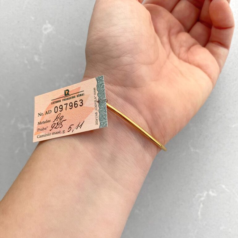 Geltonu auksu dengta sidabrinė apyrankė su gintaru