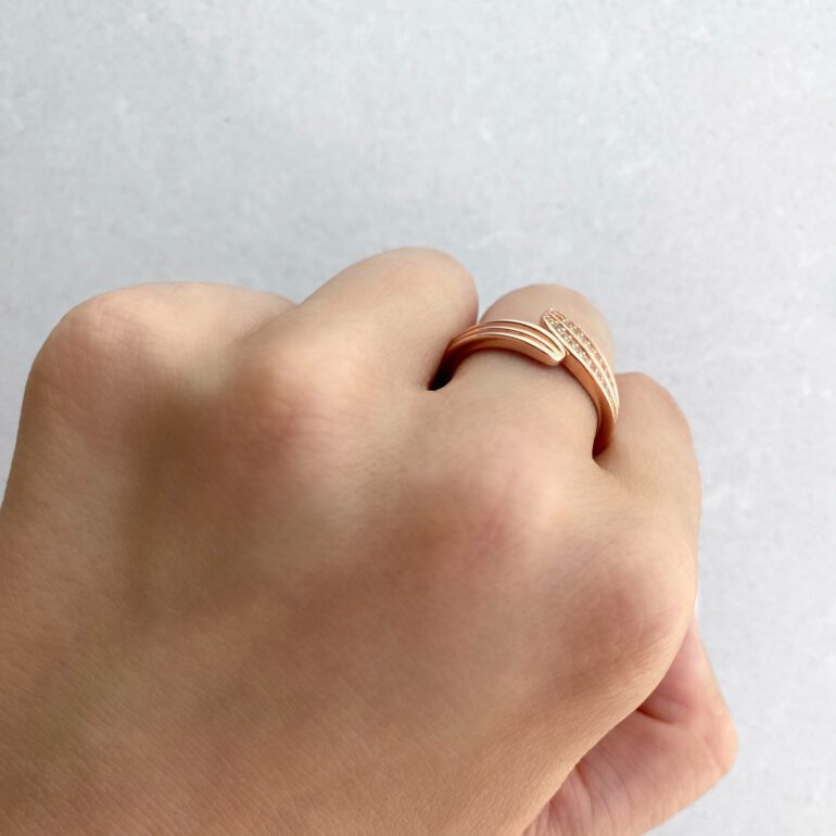 Rose gold ring with cubic zirconia