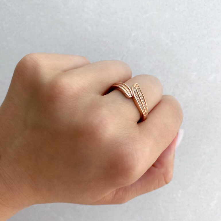 Rose gold ring with cubic zirconia