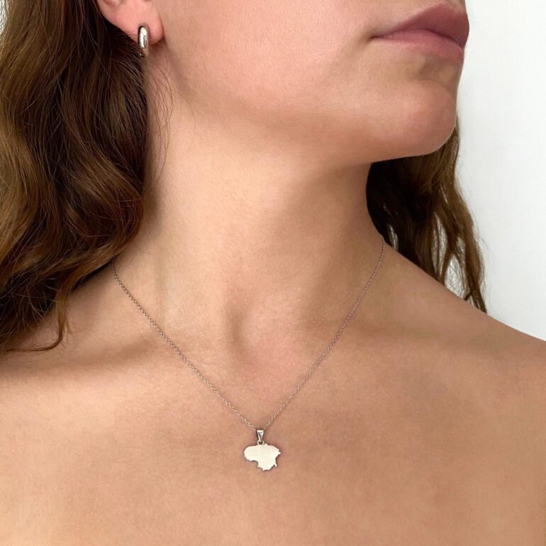 Sidabrinė grandinėlės su Lietuvos kontūrų pakabuku