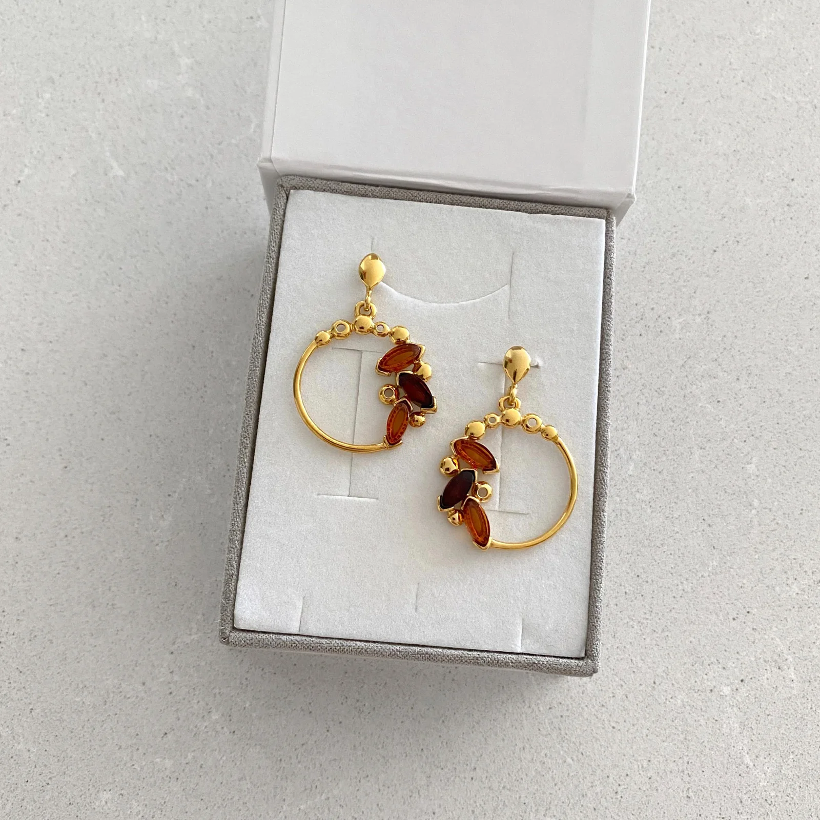 Auksu Dengti Sidabriniai Auskarai Su Gintaru