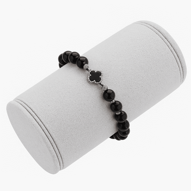 Juodo siūlo apyrankė su oniksais ir aukso karoliukais - Dobilas