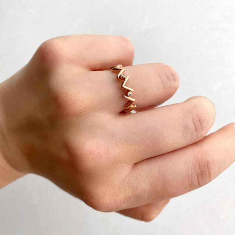 Rose gold ring with cubic zirconia