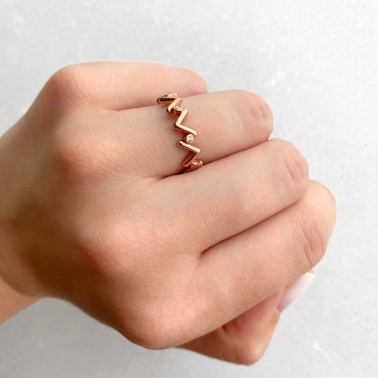 Rose gold ring with cubic zirconia