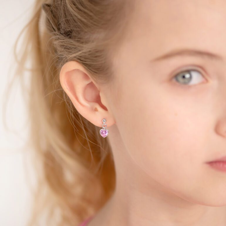 Vaikiški sidabriniai auskarai - kabančios širdutės