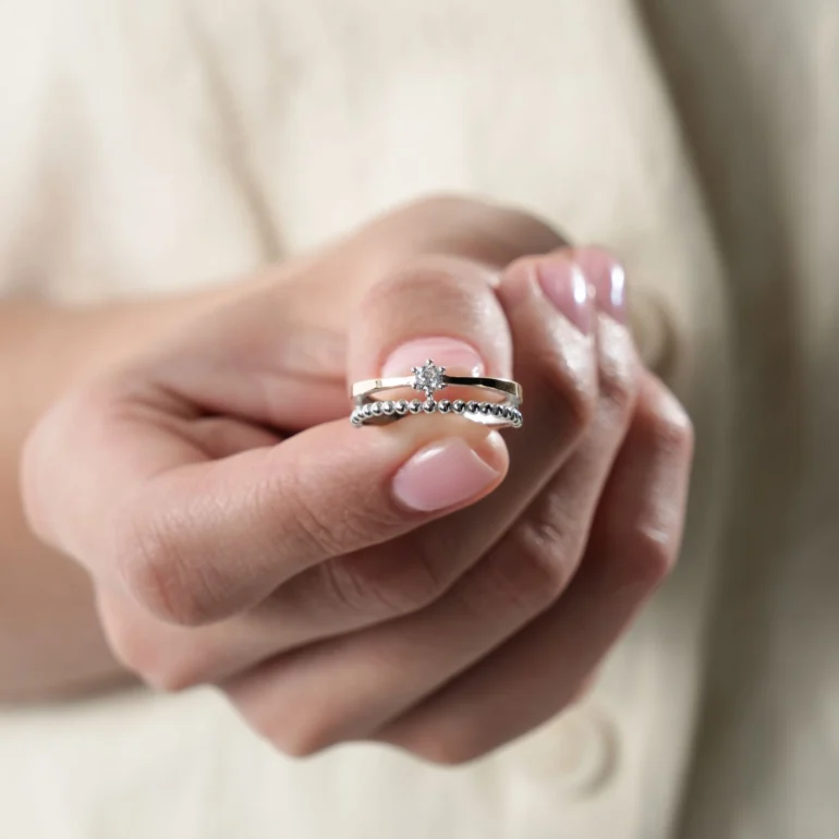 Auksu dengtas sidabrinis žiedas su cirkoniu