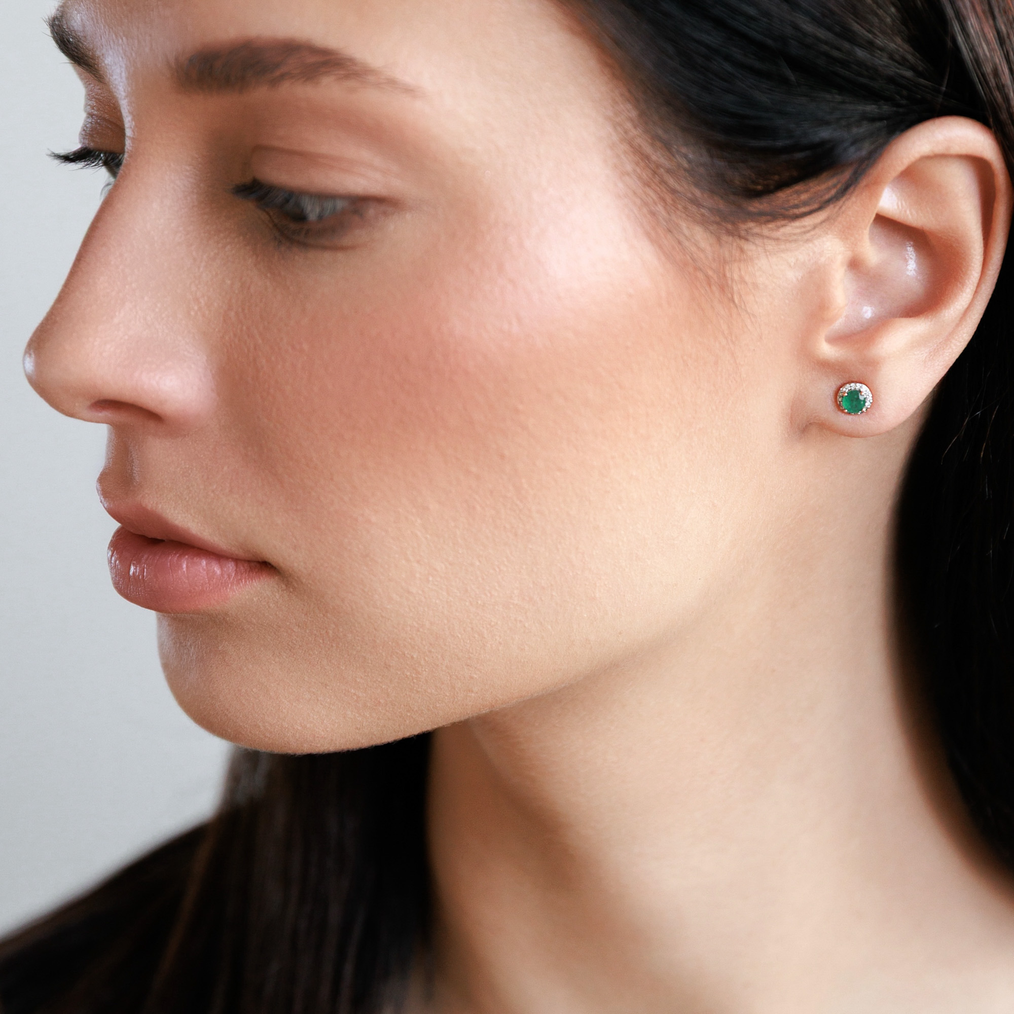 Auksiniai Auskarai Su Smaragdais Ir Deimantais