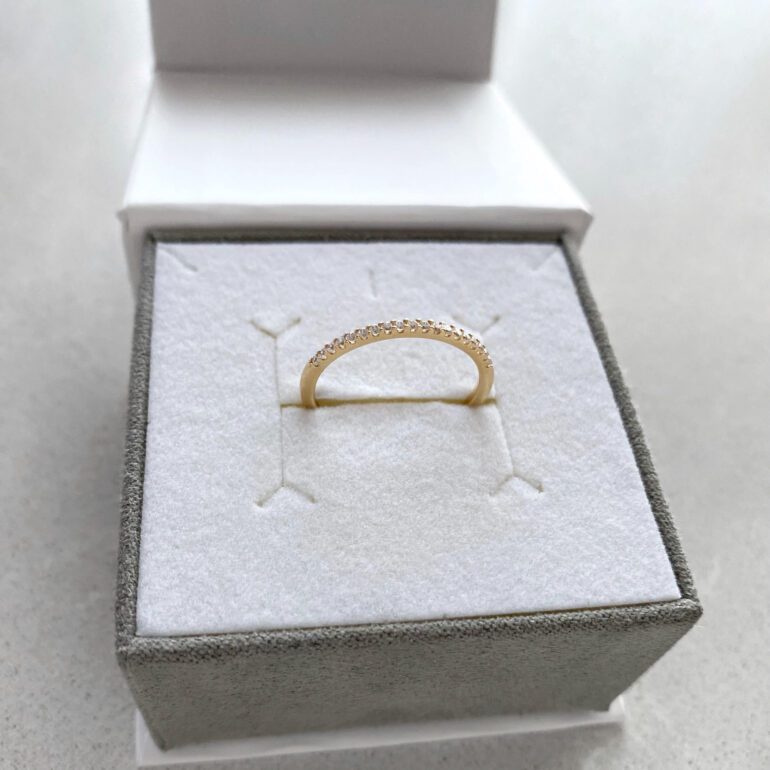 Yellow gold ring with cubic zirconia