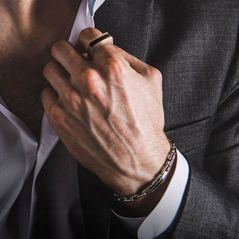 Auksu dengtas sidabrinis žiedas su onikso stiklu