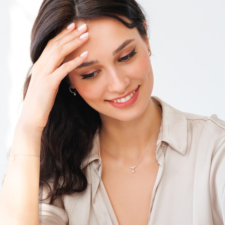 Sidabrinis vėrinys su natūraliu gėlavandeniu perlu ir cirkoniais