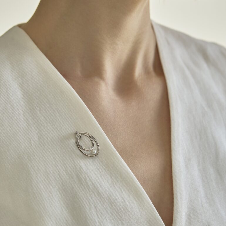 Sterling silver brooch with pearl and cubic zirconia