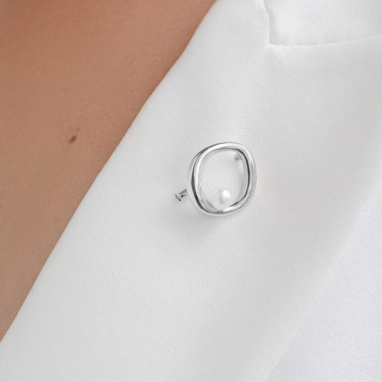 Sidabrinė sagė su natūraliu gėlavandeniu perlu