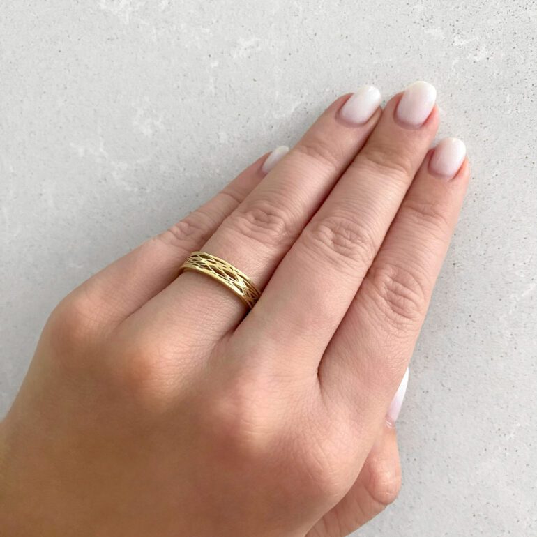 Yellow gold ring