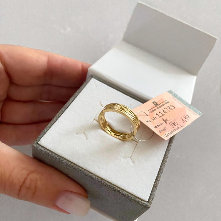 Yellow gold ring