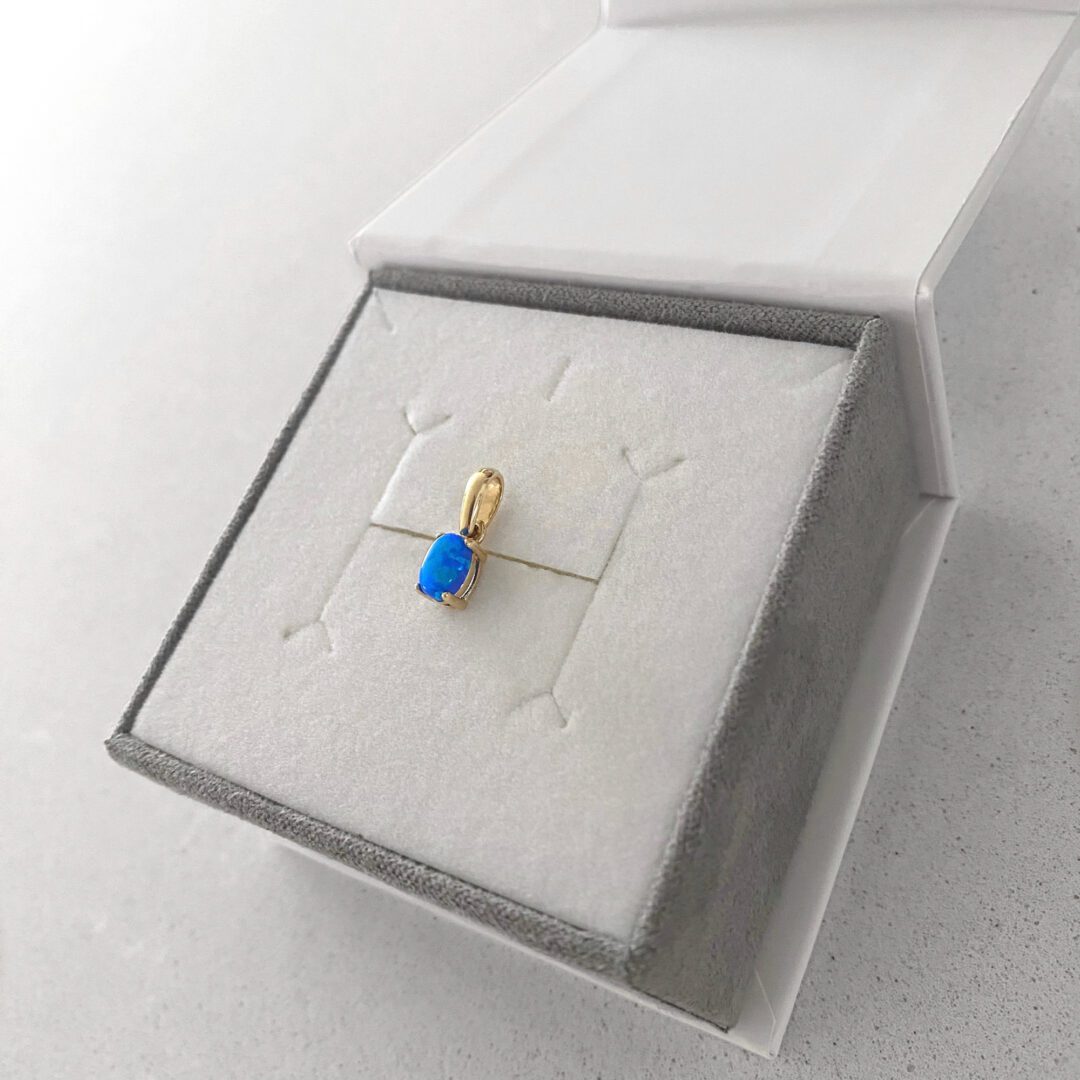 Yellow gold pendant with opal